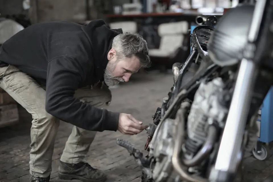 Usta atölyede motosiklet üzerinde çalışırken