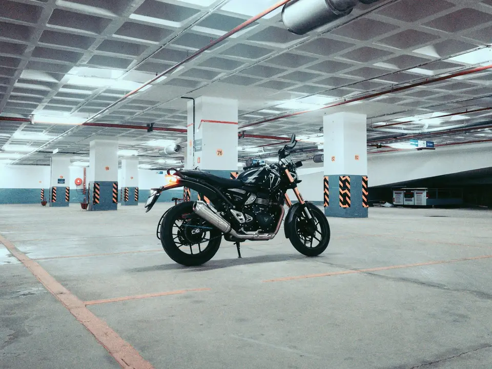 Aydınlık kapalı alanda park edilmiş motosiklet